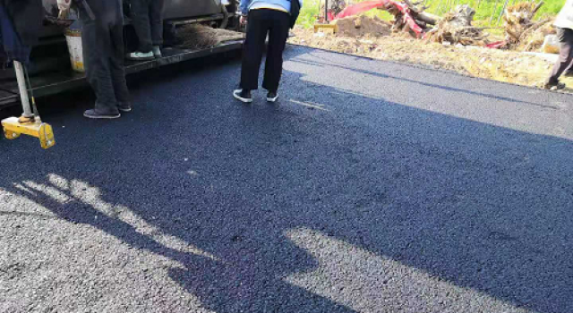 莱西市“四好农村路”江曲路AC-13沥青砼面层摊铺施工